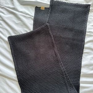 Zyia black knitted scarf